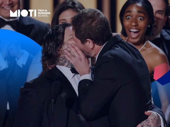 El beso de los actores de The Bear en los Emmy